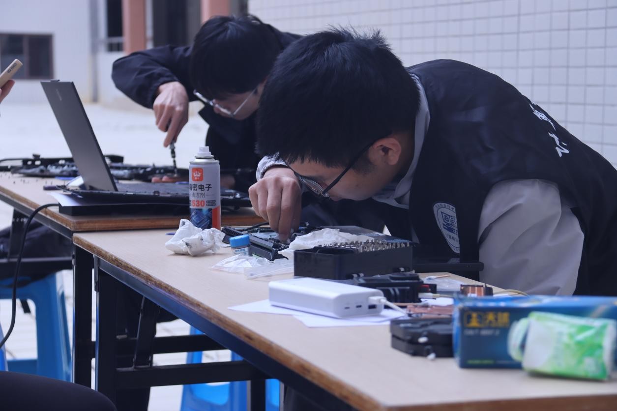 协会成员进行技术交流的现场照片