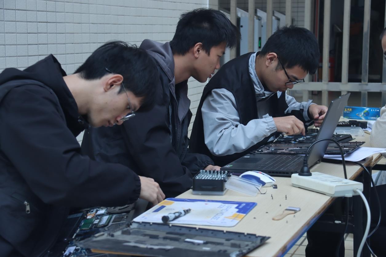 协会同学在机房交流的现场照片